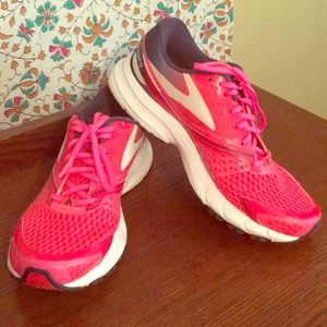 NWOT Brooks Launch 2 Running Shoes